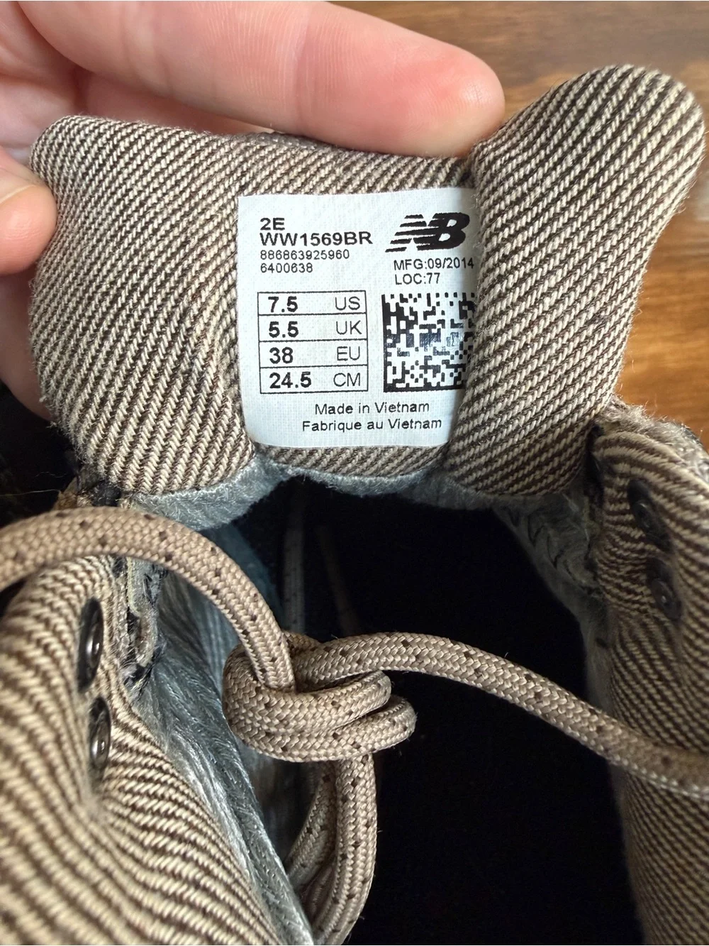 Women’s 7.5 New Balance GORETEX Hiking Shoes, Brown Waterproof